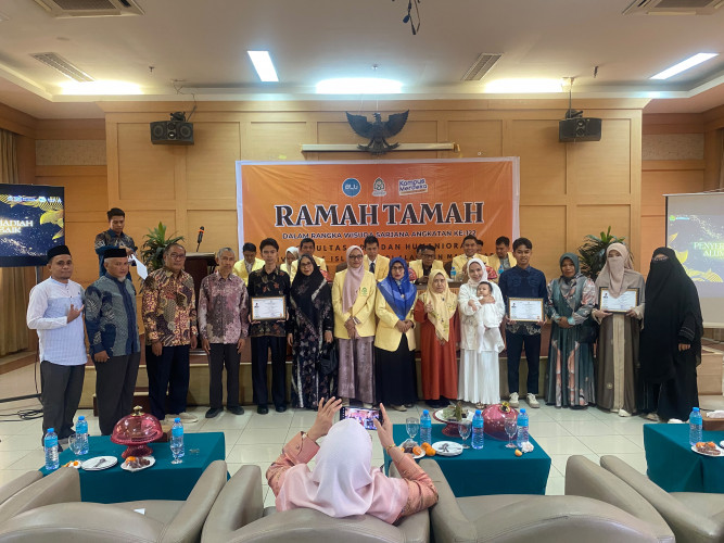 Tiga Mahasiswa Terbaik Prodi Bahasa dan Sastra Arab pada Wisuda Sarjana Angkatan 122 Tahun 2026.