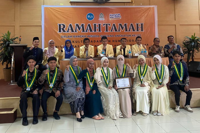 9 Wisudawan Prodi Bahasa dan Sastra Arab UIN Alauddin Makassar Ikuti Wisuda Sarjana Angkatan 122